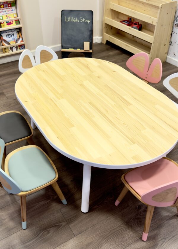 Doğal çam ve gürgen ağacından üretilmiş, geniş yüzeyli el yapımı anaokulu masası.