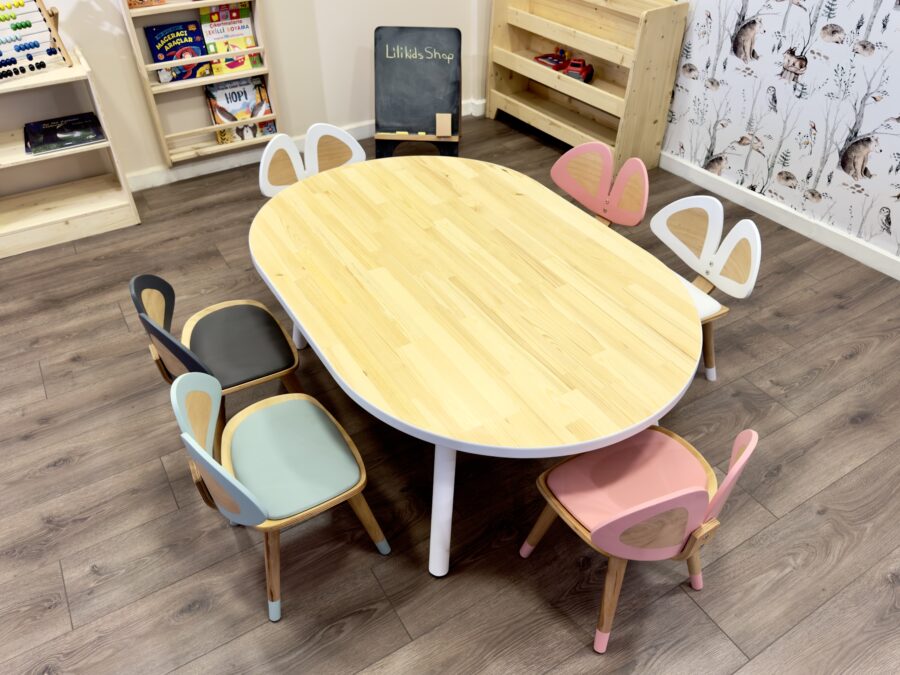 Doğal çam ve gürgen ağacından üretilmiş, geniş yüzeyli el yapımı anaokulu masası.