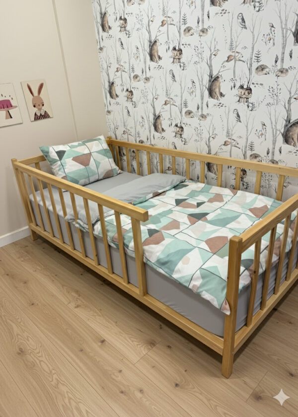 Lilikids Montessori doğal çam ahşap çocuk yatağı.