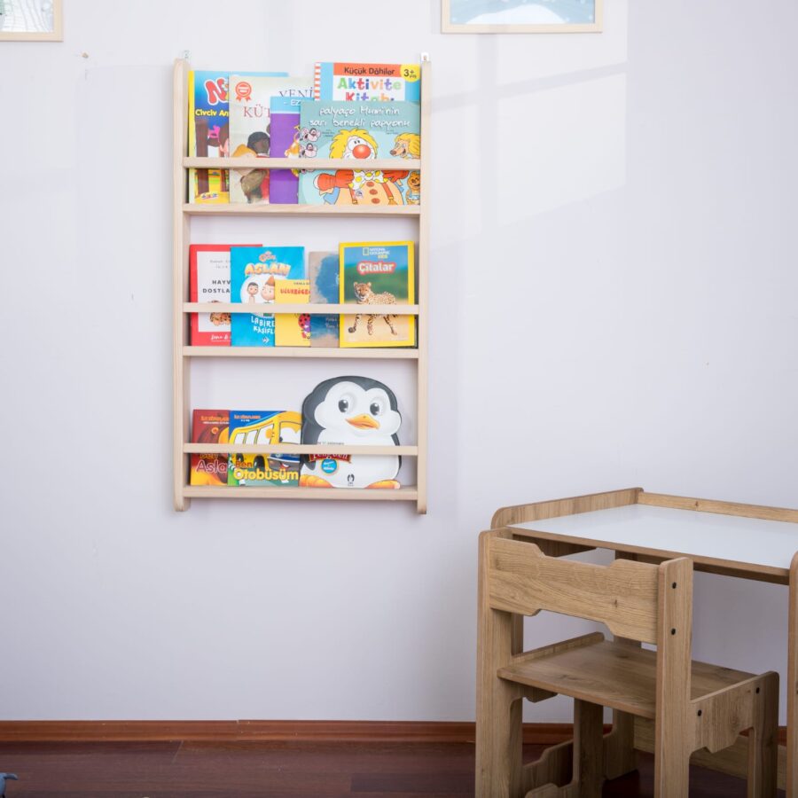 Doğal çam ağacından üretilmiş, açık raf sistemine sahip Montessori duvar kitaplığı; çocukların kitaplara kolayca erişebilmesi için alçak ve güvenli yapıda tasarlanmıştır.
