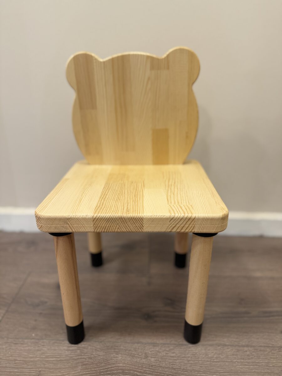 Dogalahsapsandalyesi El boyaması tavşan, ayı ve uğur böceği tasarımlı doğal çam masif çocuk sandalyesi.