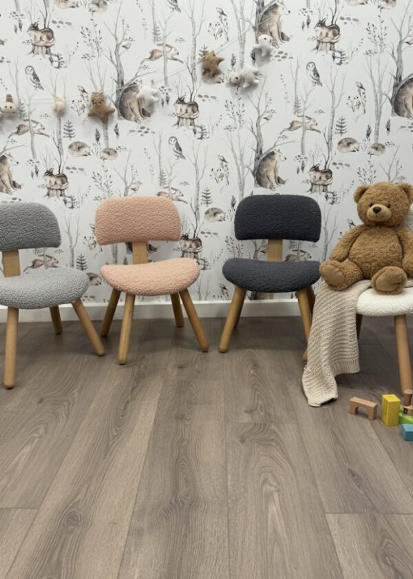 Teddy kumaş kaplamalı, kayın kontrplak ayaklı Montessori çocuk sandalyesi.