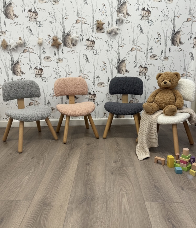 TeddyCocukSandalye Teddy kumaş kaplamalı, kayın kontrplak ayaklı Montessori çocuk sandalyesi.