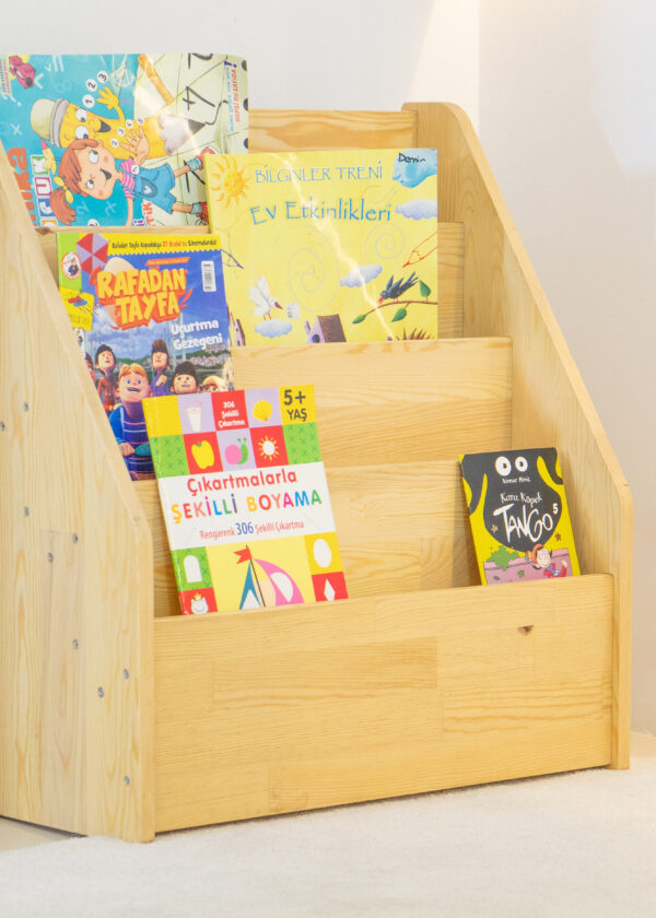 4 raflı doğal çam Montessori yer kitaplığı