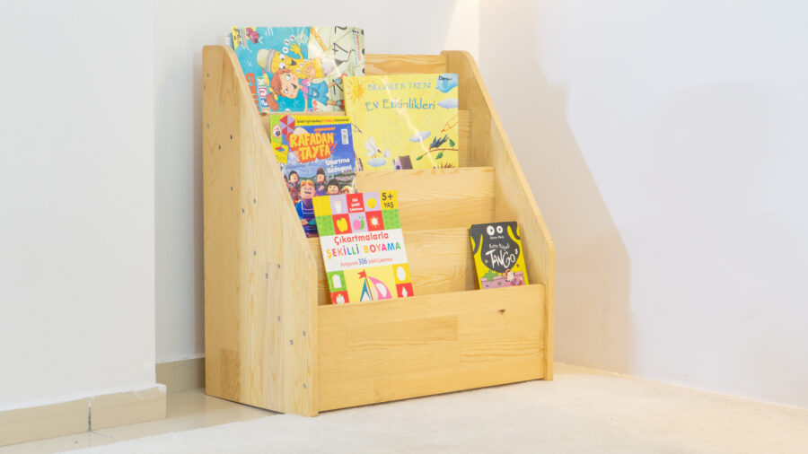 4 raflı doğal çam Montessori yer kitaplığı