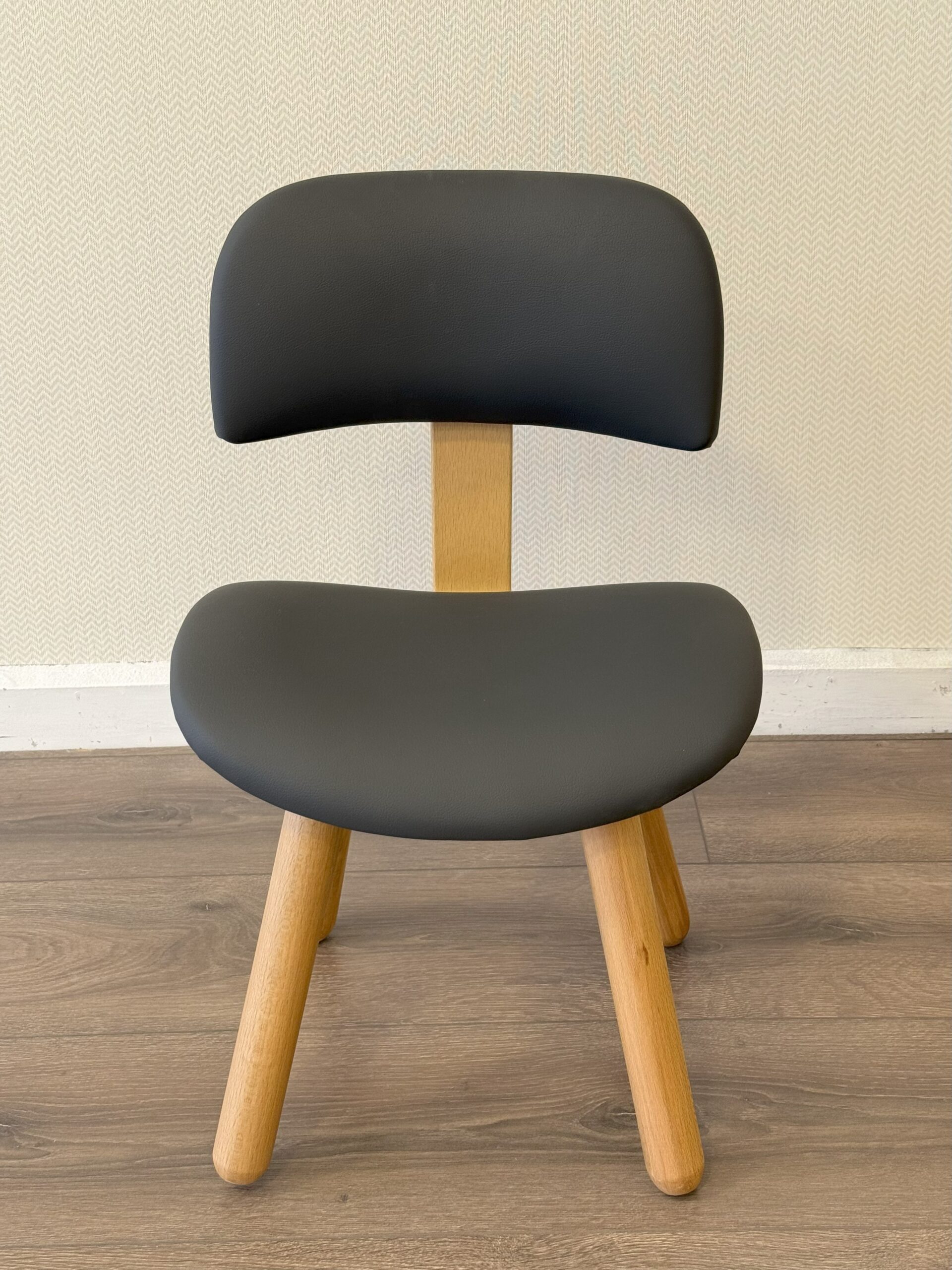 Renkli Anaokulu Sandalyesi | Ergonomik Suni Deri Kayın Ahşap | Lilikids ...