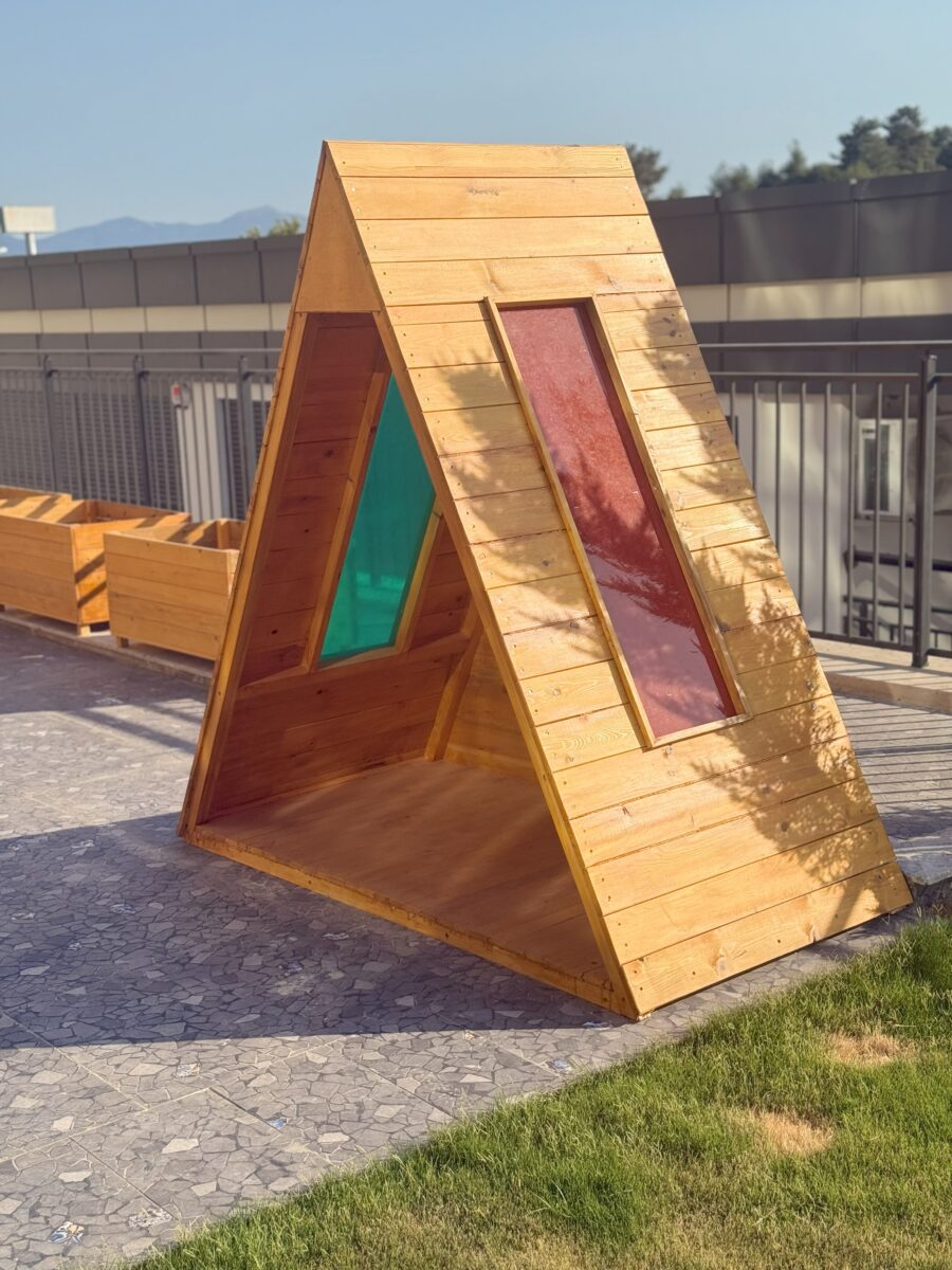Dış mekan için uygun, A tipi çatılı, renkli pencereli ahşap çocuk oyun evi.
