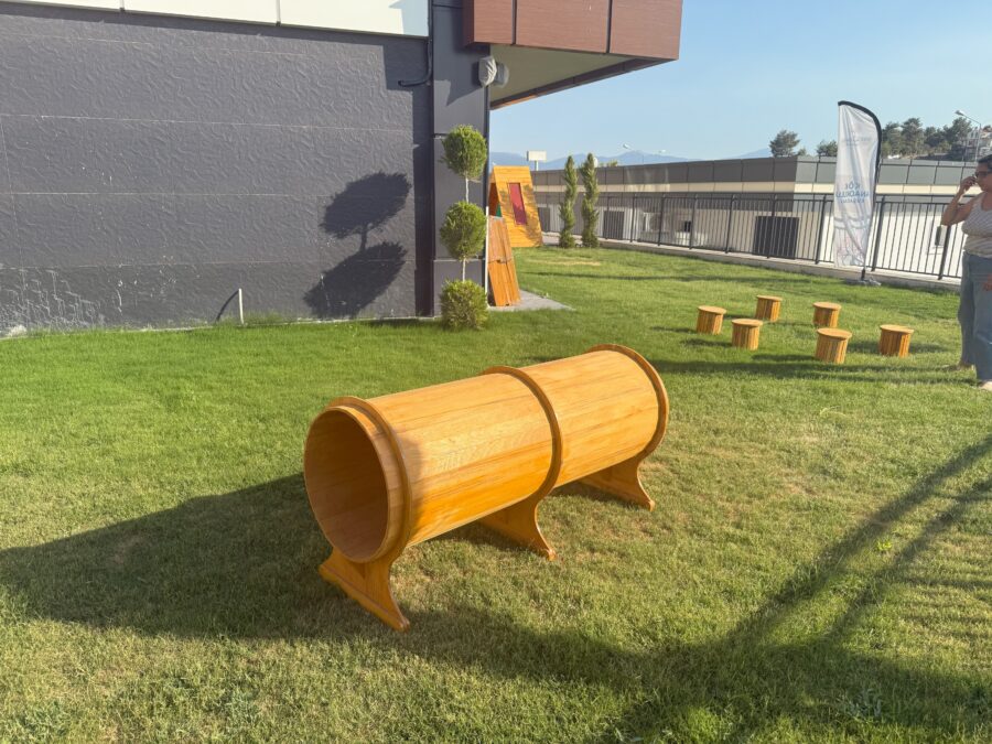 Su kontrplaktan üretilmiş 200 cm uzunluğunda, 50 cm çapında ahşap çocuk tüneli