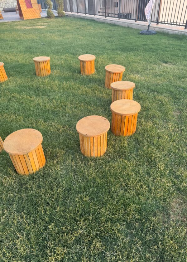 Dış mekan kullanıma uygun, 25 cm çapında çam ağacı gövdeli ve marine kontrplak oturaklı ahşap kütük tabure