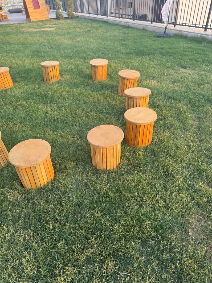 Dış mekan kullanıma uygun, 25 cm çapında çam ağacı gövdeli ve marine kontrplak oturaklı ahşap kütük tabure