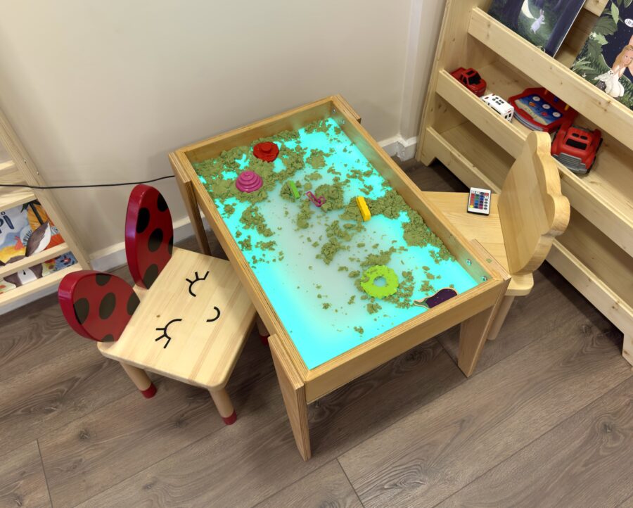 Işıklı Duyusal Aktivite Masası LED ışıklı duyusal aktivite masası, 60x40 cm ışıklı yüzey ve ahşap gövde ile çocuklar için Montessori uyumlu oyun masası.