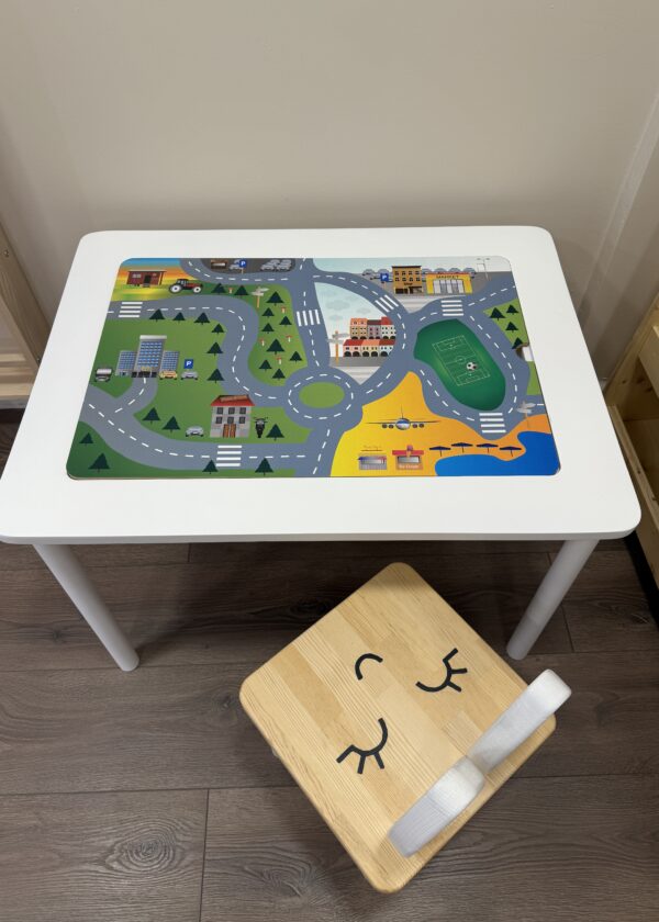 Beyaz Montessori Masa ve Sandalye Seti – Çift Taraflı Yeşil Yol Desenli Yaz-Sil Kapaklı Doğal Ahşap Takım - Görsel 6
