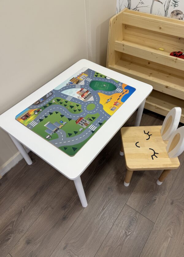 Beyaz Montessori Masa ve Sandalye Seti – Çift Taraflı Yeşil Yol Desenli Yaz-Sil Kapaklı Doğal Ahşap Takım - Görsel 5