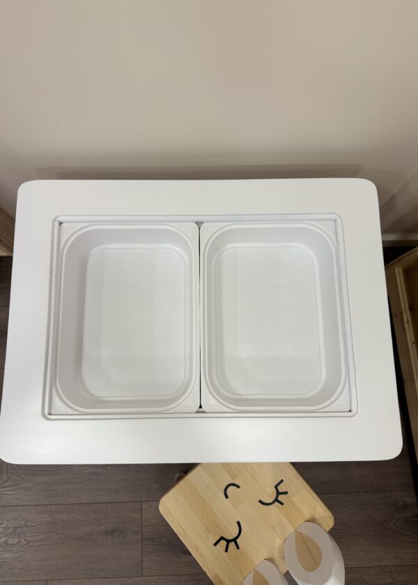 Beyaz Montessori Masa ve Sandalye Seti – Çift Taraflı Yeşil Yol Desenli Yaz-Sil Kapaklı Doğal Ahşap Takım - Görsel 7