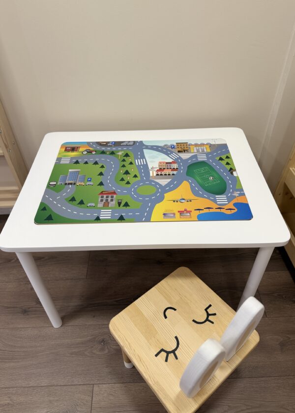 Beyaz Montessori Masa ve Sandalye Seti – Çift Taraflı Yeşil Yol Desenli Yaz-Sil Kapaklı Doğal Ahşap Takım - Görsel 8