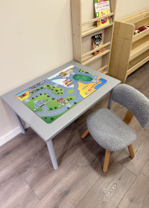 Gri ahşap aktivite masası ve teddy kumaş kaplamalı çocuk sandalyesi seti