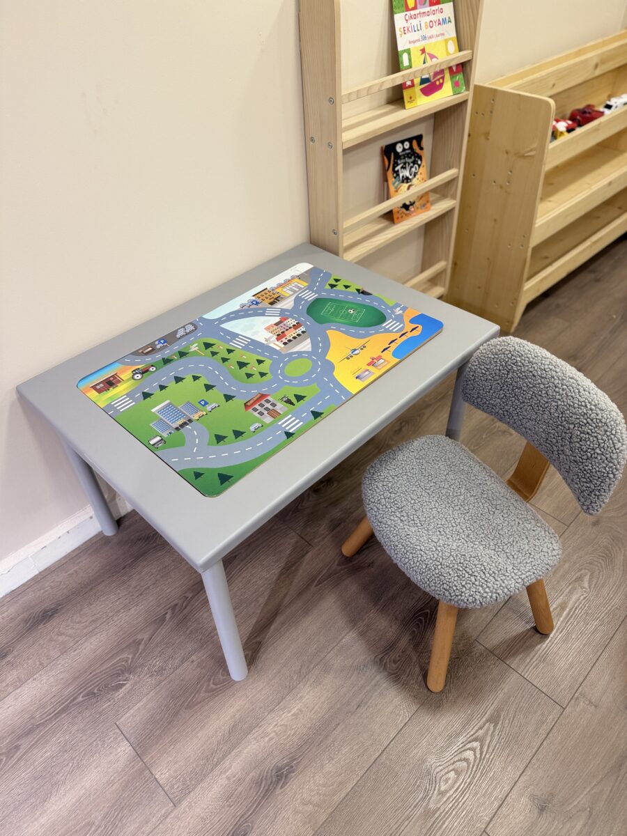 Gri ahşap aktivite masası ve teddy kumaş kaplamalı çocuk sandalyesi seti