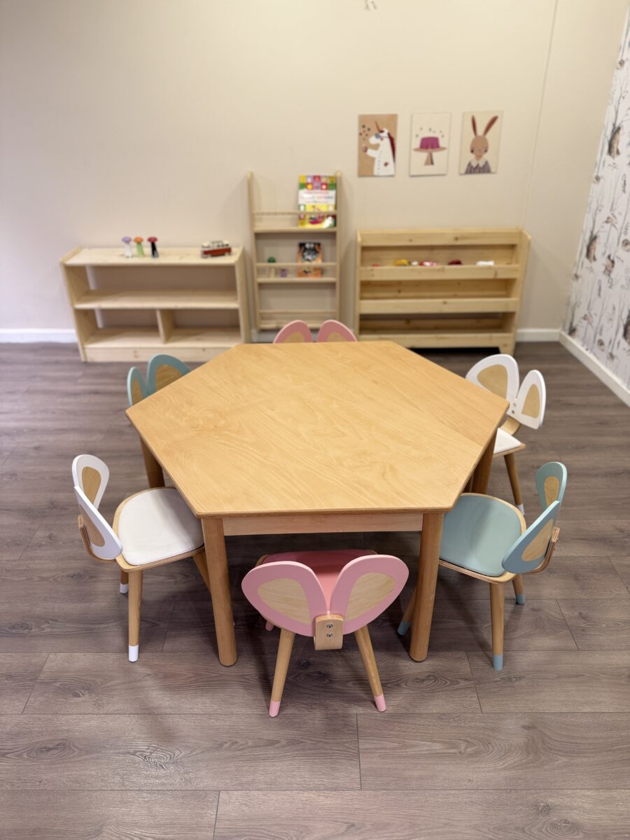 Altıgen anaokulu masası ve kelebek sandalyeler, kayın kontraplak çocuk masa seti