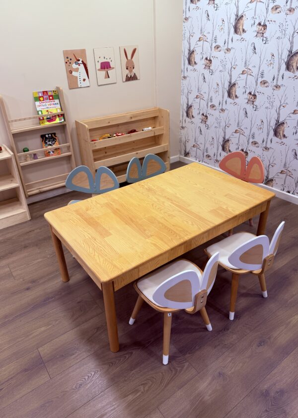 Kelebek sandalyeli minderli kreş masa seti doğal ahşap
