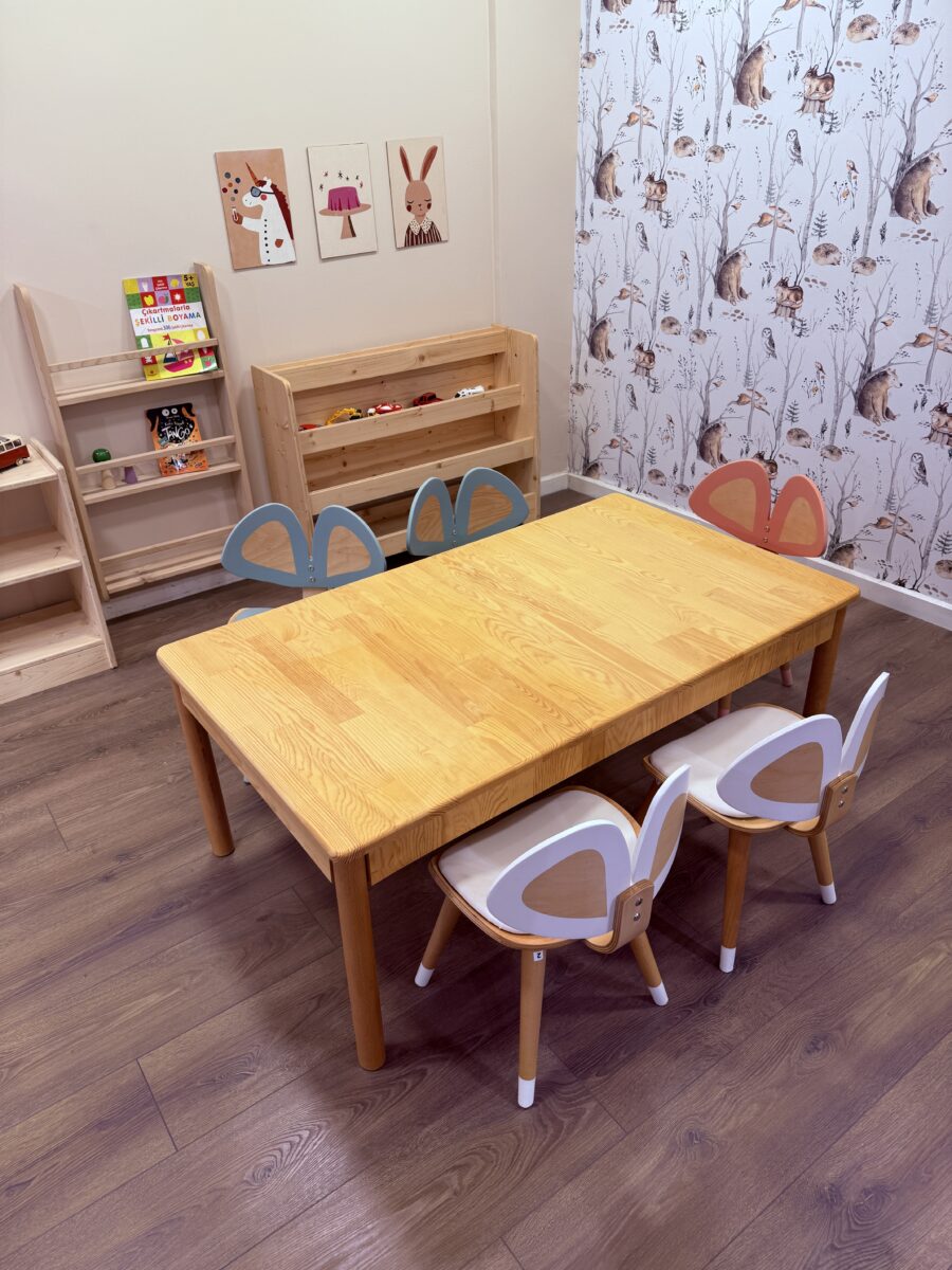 Kelebek sandalyeli minderli kreş masa seti doğal ahşap