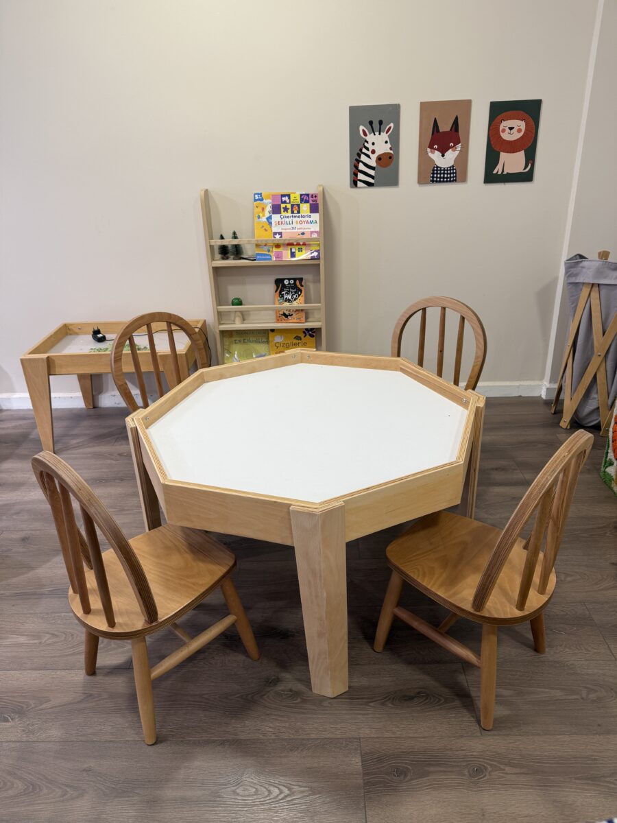 Sekizgen anaokulu masa seti üstten görünüm kayın kontraplak 4 amerikan sandalye - Lilikids Shop