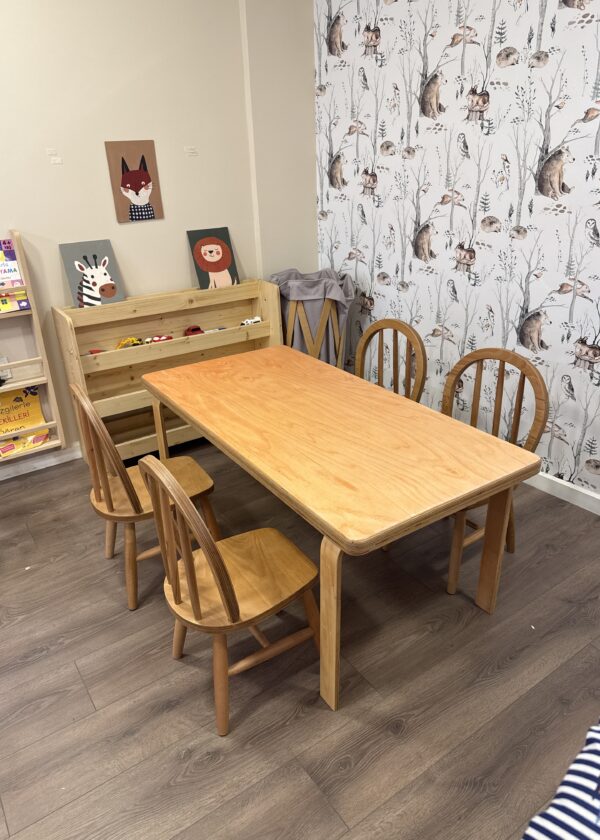Alt Metin: Kayın kontraplak masa 120x60 cm amerikan sandalye seti anaokulu sınıf ortamı - Lilikids Shop Başlık: Kayın Kontraplak Masa Amerikan Sandalye Seti | Lilikids Shop Açıklama: Kayın kontraplak masa 120x60 cm ve Windsor sırtlı amerikan sandalye seti. Anaokulu sınıf ortamında, arka planda ahşap kitaplık ve orman desenli duvar. 2-6 yaş. Altyazı: Lilikids kayın kontraplak masa ve amerikan sandalye seti — anaokulu sınıf ortamı Dosya Adı: kayin-kontraplak-masa-120x60-amerikan-sandalye-anaokulu-lilikids.jpg