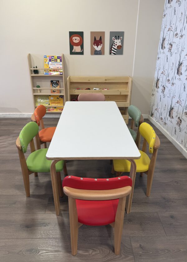 Beyaz Kompakt Masa Renkli Deri Sandalye Seti | 120x60 cm Kreş | Lilikids Shop - Görsel 3