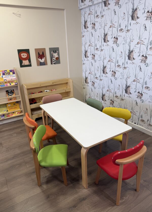 Beyaz kompakt masa renkli deri döşemeli sandalye seti 120x60 cm anaokulu kreş - Lilikids Shop