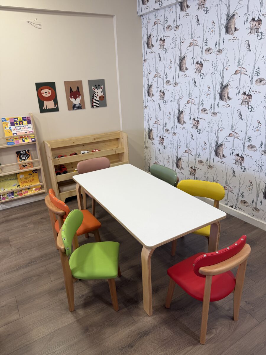 Beyaz Kompakt Masa Renkli Deri Sandalye Seti | 120x60 cm | Lilikids Shop Beyaz kompakt masa renkli deri döşemeli sandalye seti 120x60 cm anaokulu kreş - Lilikids Shop