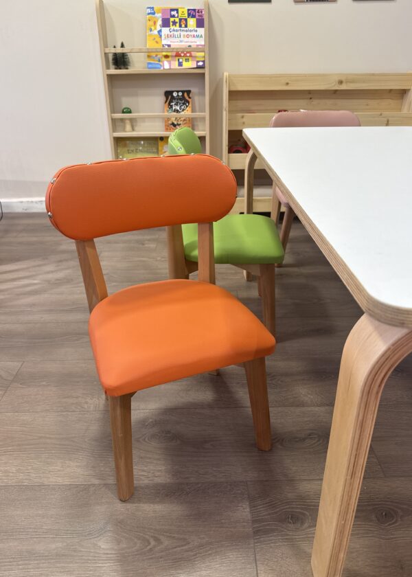 Beyaz Kompakt Masa Renkli Deri Sandalye Seti | 120x60 cm Kreş | Lilikids Shop - Görsel 5