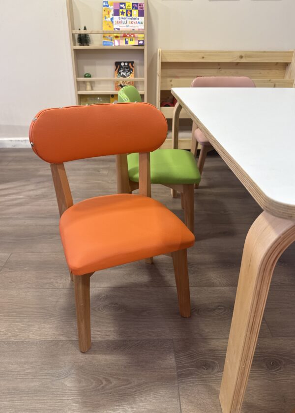 Beyaz Kompakt Masa Renkli Deri Sandalye Seti | 120x60 cm Kreş | Lilikids Shop - Görsel 6