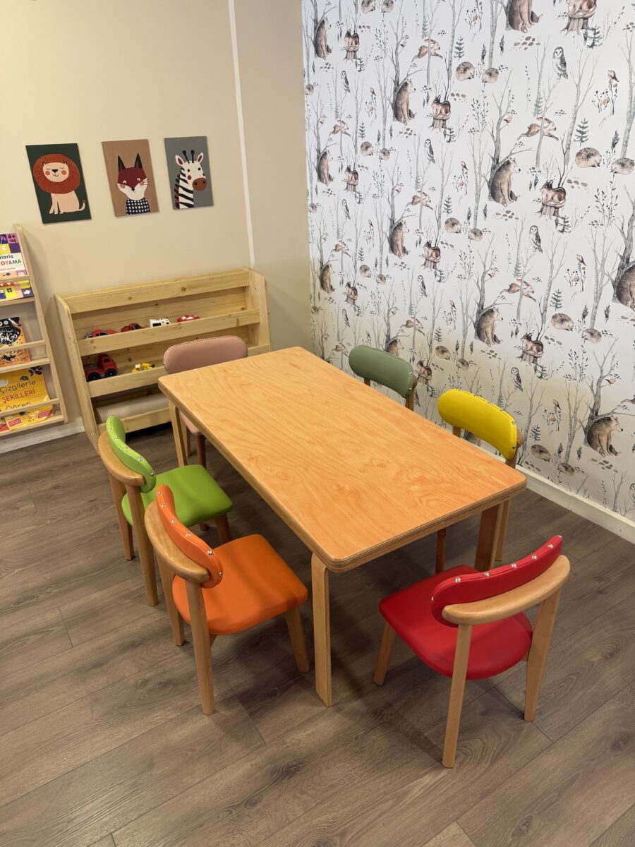 Kreş Masa Seti Renkli Deri Sandalye | 120x60 cm | Lilikids Shop Kreş masa seti renkli deri döşemeli sandalye kayın kontraplak 120x60 cm anaokulu - Lilikids Shop