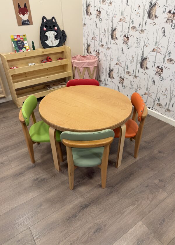 Yuvarlak masa 4 bohem deri sandalye seti kayın 80 cm renkli anaokulu oyun atölyesi - Lilikids Shop
