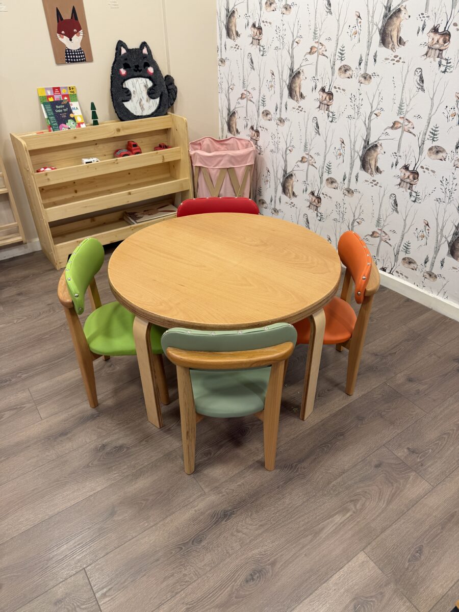 Yuvarlak masa 4 bohem deri sandalye seti kayın 80 cm renkli anaokulu oyun atölyesi - Lilikids Shop