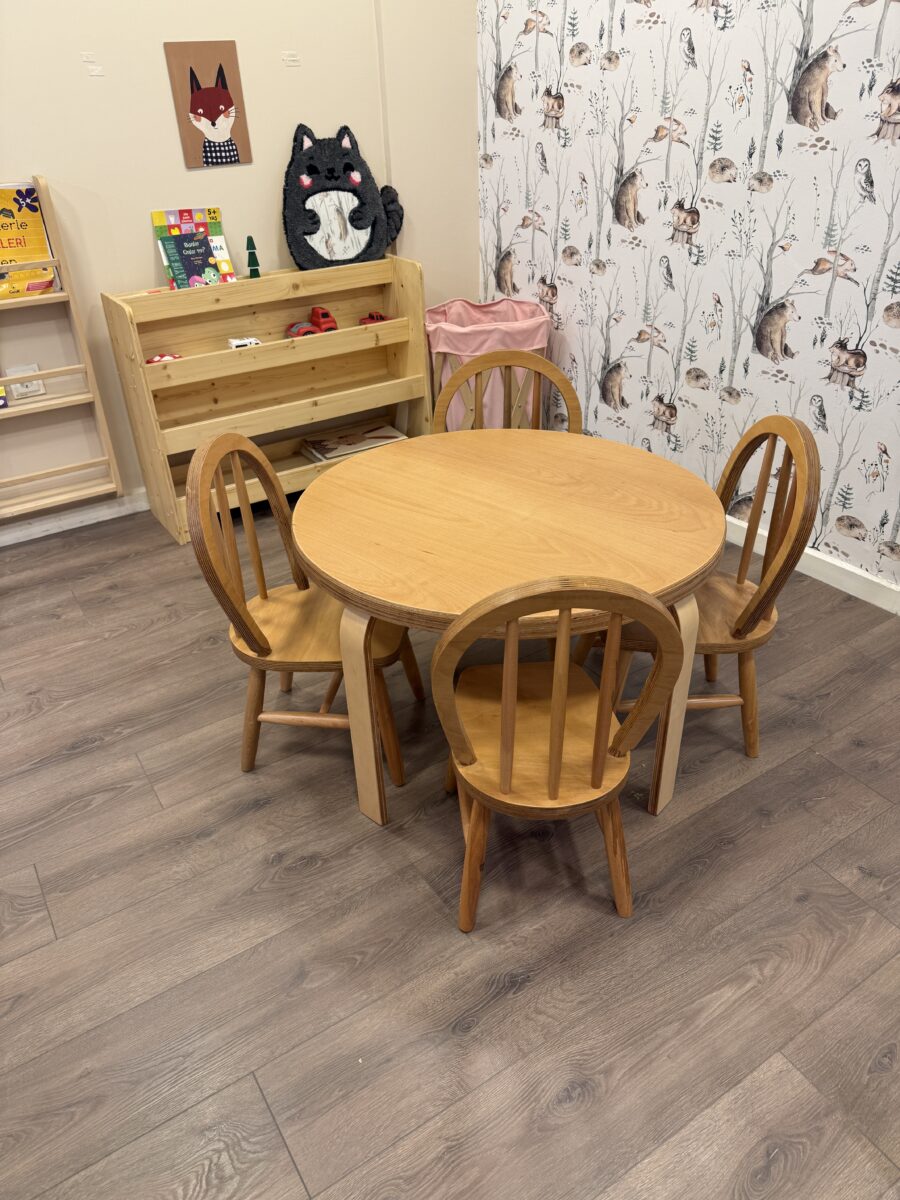 Yuvarlak Masa 4 Amerikan Sandalye Seti | 80 cm Kayın | Lilikids Shop Yuvarlak masa 4 amerikan sandalye seti kayın kontraplak 80 cm monoblok ayak anaokulu kreş - Lilikids Shop